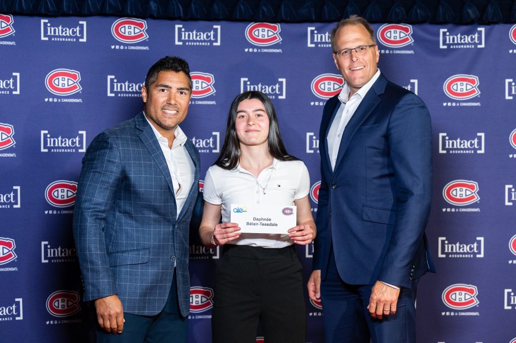 Daphnée Bélair-Teasdale receives a scholarship from the Canadiens