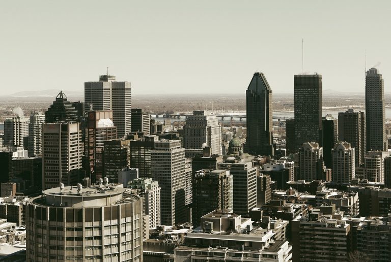Montréal est la ville québécoise comptant la plus large population, devant Québec et Laval.