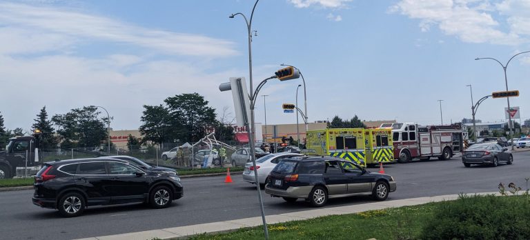 Les services d'urgence, policiers, pompiers, ambulanciers, répondent à un très grand nombre d'appels depuis quelques heures sur le territoire de Laval, dont cet accident survenu à Fabreville.