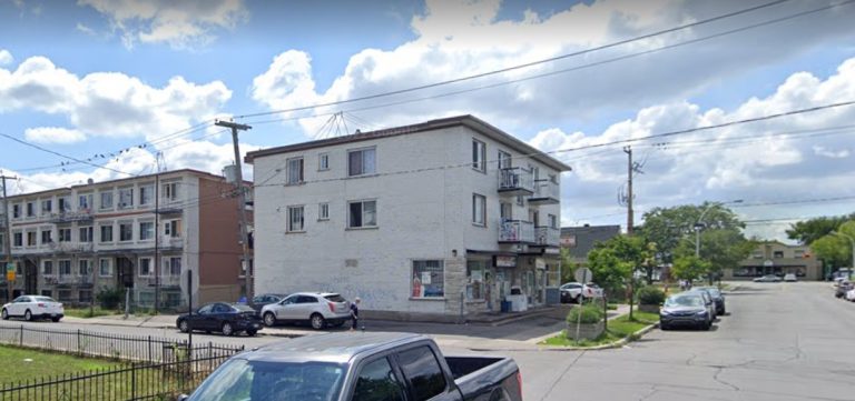 On a fait la triste découverte d’un homme blessé fatalement au haut du corps dans la cour d’un commerce, 81e Avenue, à Chomedey, près du boulevard Perron.