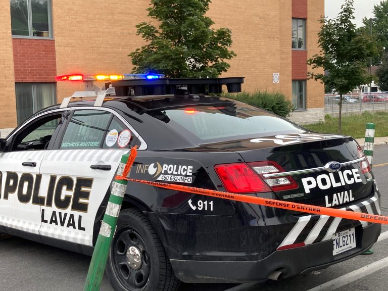 La police de Laval continue son enquête pour élucider la cause exacte de cette mort d'une femme jugée suspecte, notamment après l'arrestation d'un homme de 55 ans.
