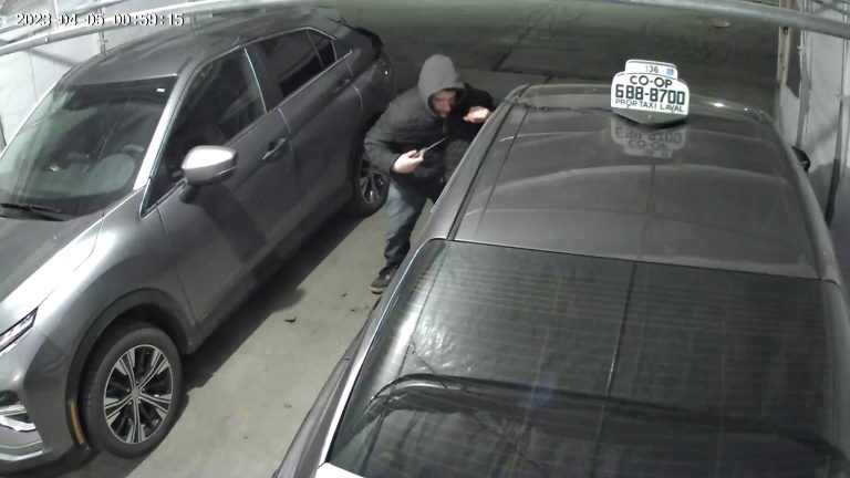 Des caméras ont capté l'image d'un individu en pleine action alors que des chauffeurs de taxis de Laval sont victimes de vandalisme sur leurs véhicules depuis plusieurs mois.