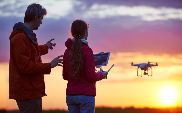 Pour planifier des vols, découvrir où vous pouvez faire voler votre drone en toute légalité et demander la permission de voler dans l’espace aérien contrôlé par Nav Canada, téléchargez NAV Drone sur votre appareil mobile ou utilisez la version Web à l’adresse navcanada.ca/navdrone