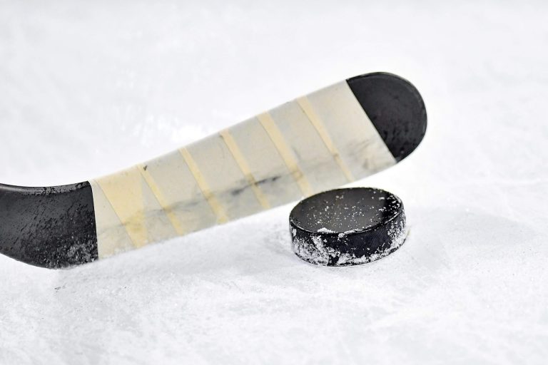 bâton d'un jeune hockeyeur contrôlant la rondelle