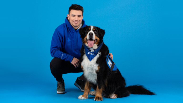 Nick Suzuki et un chien de la Fondation Asista