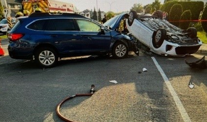 Collision entre deux véhicules, dont l'un a été renversé, à Auteuil.