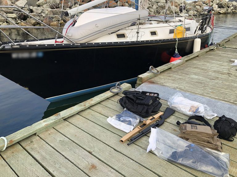 Les policiers de la GRC ont saisi plusieurs armes à feu, ainsi que de nombreux chargeurs et munitions, à bord d'un voilier, au large de la Gaspésie.