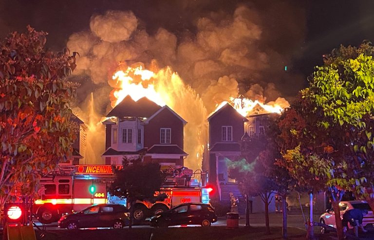 Les pompiers ont œuvré a contenir autant que possible le feu qui a ravagé quasi entièrement deux maisons de la rue Lynne, à Sainte-Dorothée.