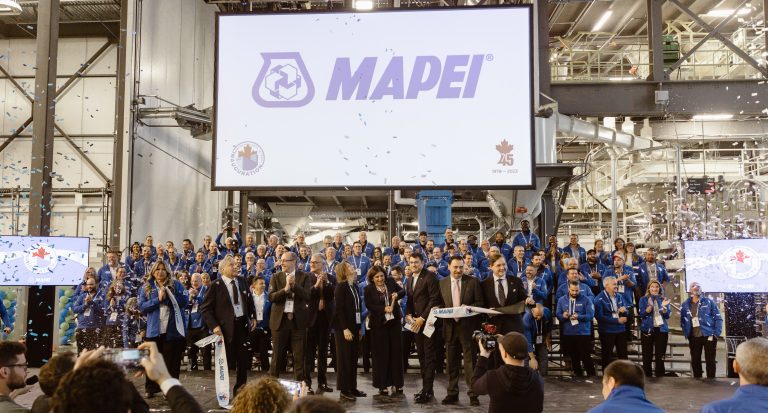 La traditionnelle coupe de ruban marquant l’inauguration de la nouvelle usine de MAPEI au 2900, ave Francis-Hugues a eu lieu le 14 septembre.