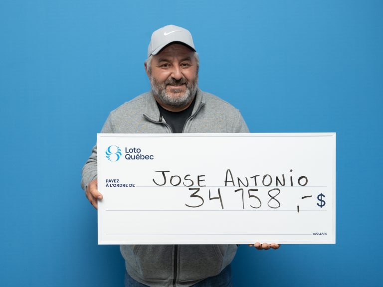 Jose Antonio Soares avec son chèque de 34 754$ remporté au Lotto Poker.