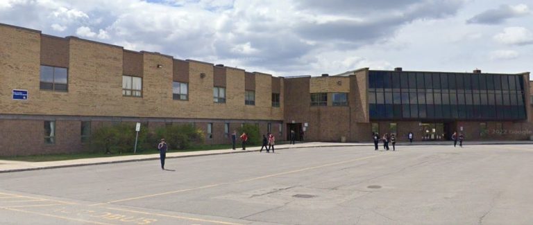 L’école secondaire L’Odyssée-des-Jeunes aurait été le théâtre d'une agression possiblement armée par une élève envers sa professeure dans l'après-midi du jeudi 5 octobre.