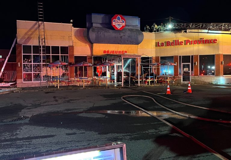 Le Service de police de Laval enquête actuellement sur cet incendie criminel survenu dans un restaurant La Belle Province de Laval-des-Rapides qui a été maîtrisé en à peine une heure par les pompiers.