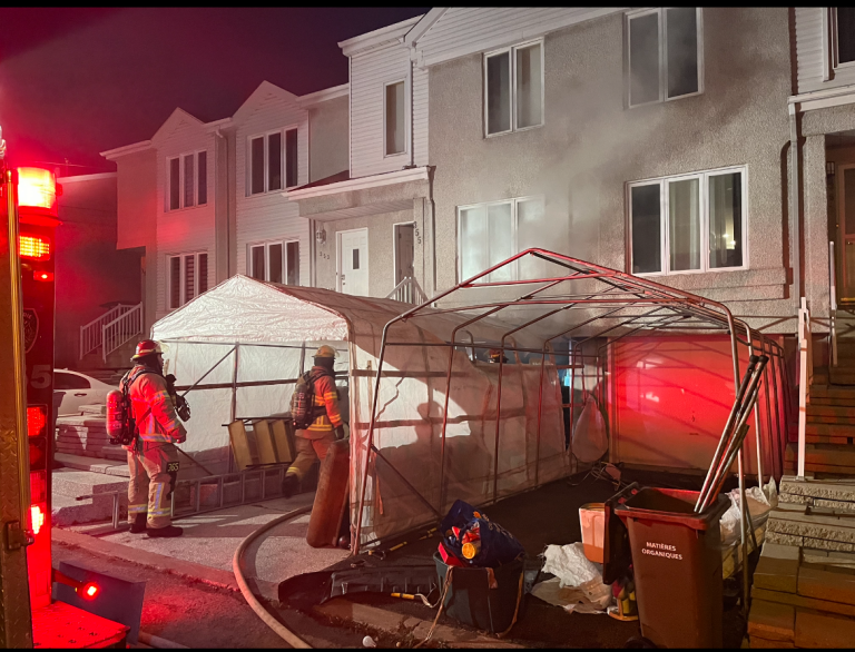 Les pompiers de Laval ont maîtrisé en une demi-heure cet incendie dû à la défaillance électrique d’une balayeuse centrale dans cette résidence de Fabreville.