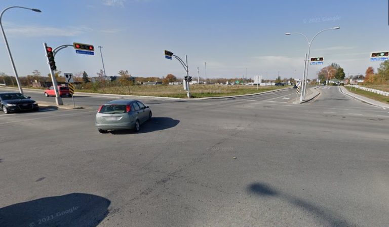 Cette intersection hautement fréquentée, située à la jonction de l’Avenue de la Renaissance, du boulevard Sainte-Rose et de l’autoroute 15, a été le théâtre d’un nouvel accident mortel à se produire sur le territoire de Laval, cette fois entre une moto et un véhicule.