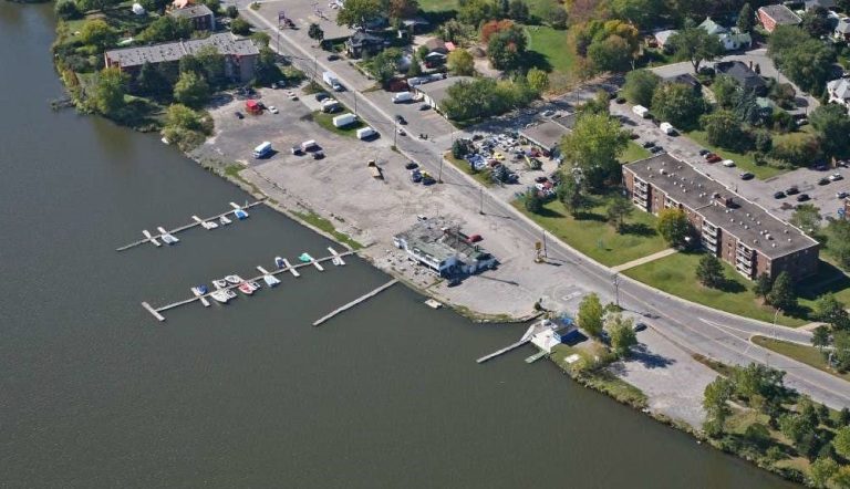 L’administration Boyer travaille actuellement sur un projet de revitalisation du site de l'ancienne marina du Commodore afin de créer un parc riverain et d'agrandir la berge des Écores.