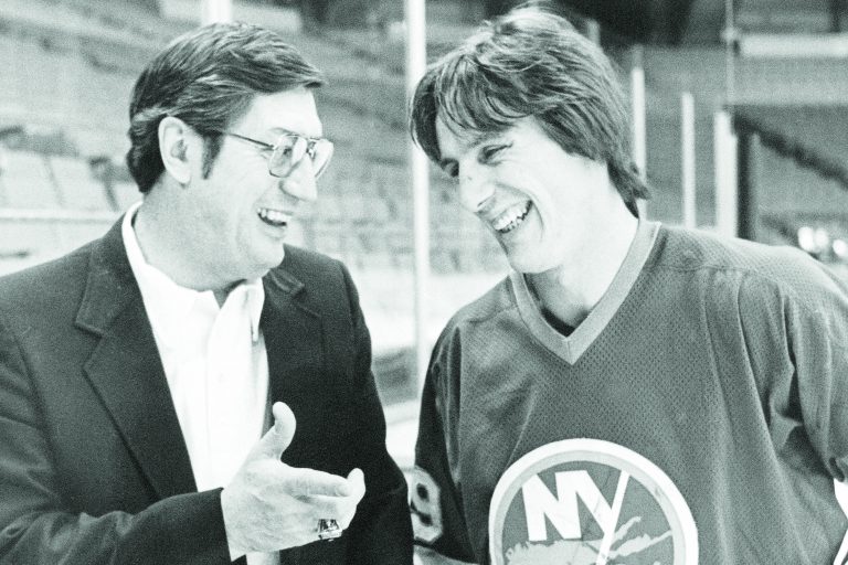 Mike Bossy en compagnie de l'entraîneur-chef des Islanders de New York Al Arbour.