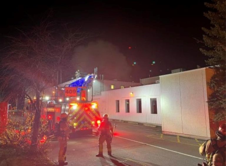 Les pompiers ont contrôlé cet incendie complexe à l’entreprise Dynacare en plus d’une heure dans un secteur industriel de Sainte-Rose.