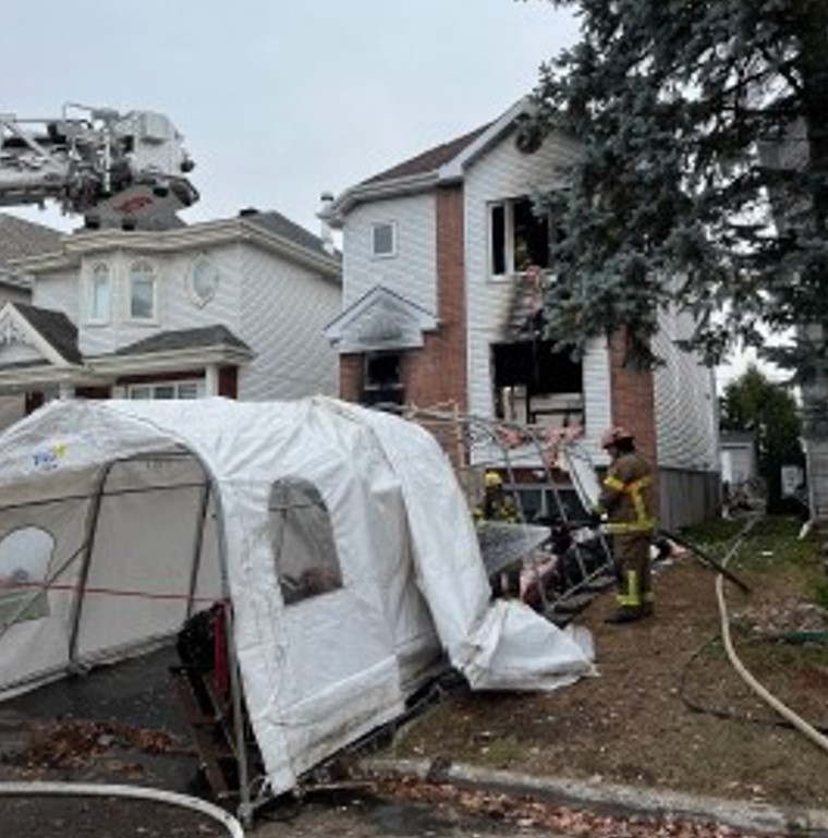 On ignore encore la cause de cet incendie qui a ravagé l’intérieur d’une maison de la rue Fauteux et dont l’intervention a été rendue complexe pour les pompiers de Laval en raison de la proximité des résidences voisines.