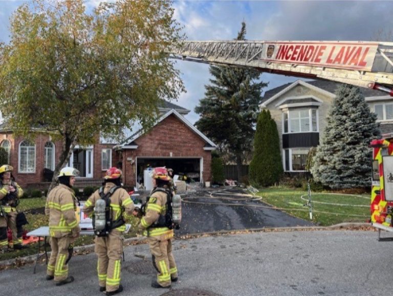 Les pompiers du Service de sécurité incendie de Laval ont contrôlé en 40 minutes cet incendie, dû à des cendres déposées dans un contenant combustible placé trop près d’un bâtiment résidentiel.