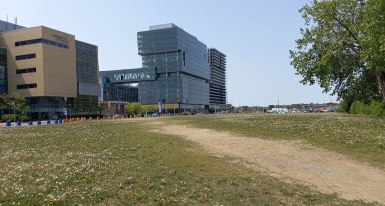 Ce terrain vacant de 10 000 mètres carrés voisinant avec la station de métro Montmorency et le campus de l’Université de Montréal accueillera un bâtiment de quatre étages où cohabiteront une grande bibliothèque et un centre de création artistique professionnelle pluridisciplinaire.