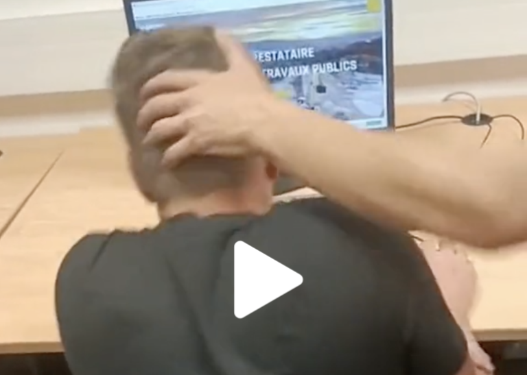Capture vidéo d'un TikTok où une personne est visée par le «jeu de la virgule».