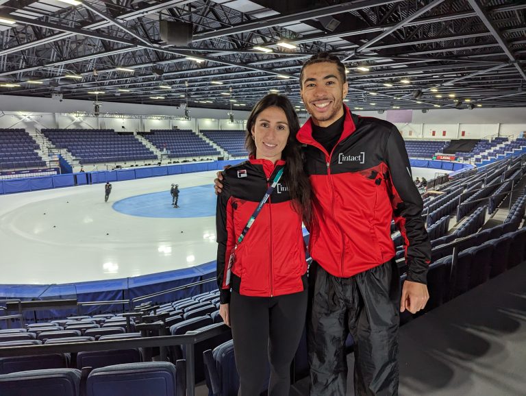 Cynthia Mascitto et William Dandjinou devant la glace olympique de la Place Bell où se tiendra les Championnats ISU des quatre continents.