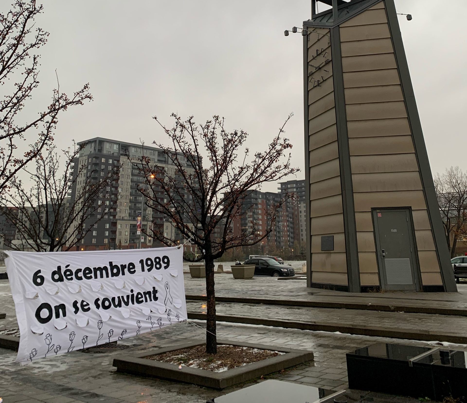 La place ClaudeLéveillée carillonne pour les victimes de Polytechnique