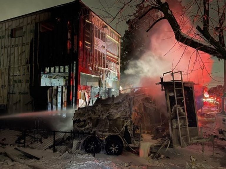 Les pompiers ont concentré leur action à éviter toute explosion et propagation du feu ayant pris dans des bouteilles de propane sur une remorque collée près d’une maison, boulevard Lévesque est.