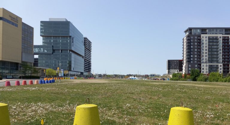 Ce terrain vacant voisinant avec la station de métro Montmorency et le campus de l’Université de Montréal accueillera le chantier de l’infrastructure culturelle du centre-ville, projet que la Ville évaluait l’hiver dernier entre 150 et 180 M$.