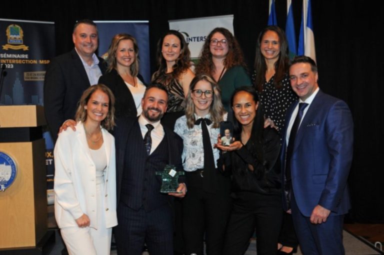 Le Prix Excellence Intersection, obtenu par une équipe du Service de police de Laval, vise à récompenser un projet ayant contribué au développement de la police communautaire aux organisations policières, membres du Réseau Intersection.