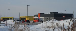 En chantier sur le terrain voisinant avec le restaurant McDonald’s un dépanneur jumelé à une station d’essence Shell et un lave-auto.
