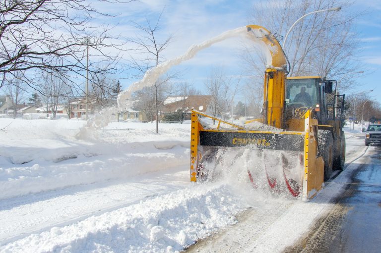 La flotte de déneigement de la Ville de Laval comprend des chasse-neiges, épandeuses, souffleuses et tracteurs pour l’entretien des trottoirs.