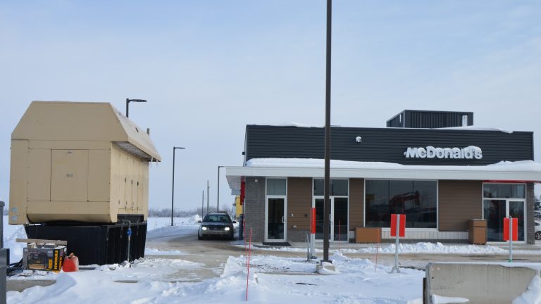 À gauche sur la photo, la génératrice qui alimente en électricité 24/7 le restaurant McDonald’s depuis son ouverture le 20 novembre dernier sur l’avenue Marcel-Villeneuve.