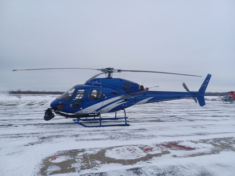 Hélicoptère qui inspectera les lignes d'Hydro-Québec de Laval par thermographie.