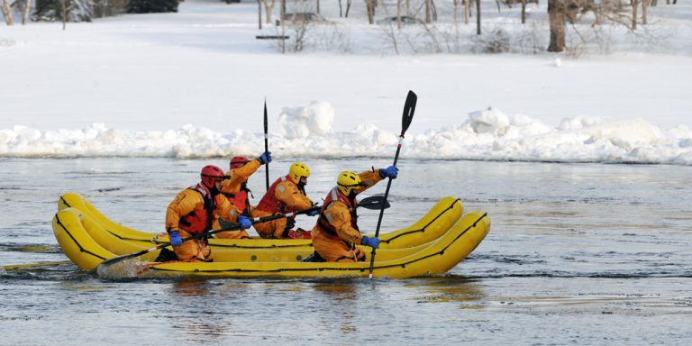 Les pompiers de Laval ont mis a profit leur entraînement de sauvetage maritime en conditions hivernales alors qu'ils ont sauvé une femme tombe dans les eaux glacées de la rivière des Prairies, face à Sainte-Dorothée.
