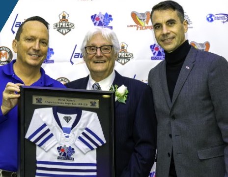 Michel Demers (au centre) en compagnie du président actuel d’Hockey Laval Michel Leblanc (à gauche) et de l’élu municipal responsable des sports et loisirs Nicholas Borne (à droite).