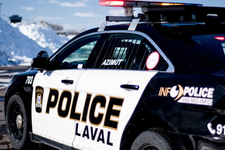 La police de Laval a débuté son enquête sur ces coups de feu ayant atteint le garage adjacent à une résidence du boulevard de Normandie, à Chomedey.