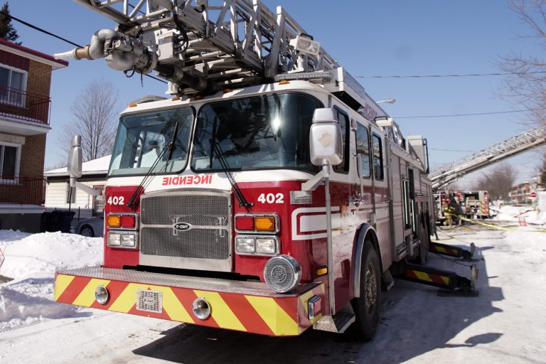 Les pompiers auront mis moins de 30 minutes à maîtriser cet incendie de maison mobile survenu à Fabreville.