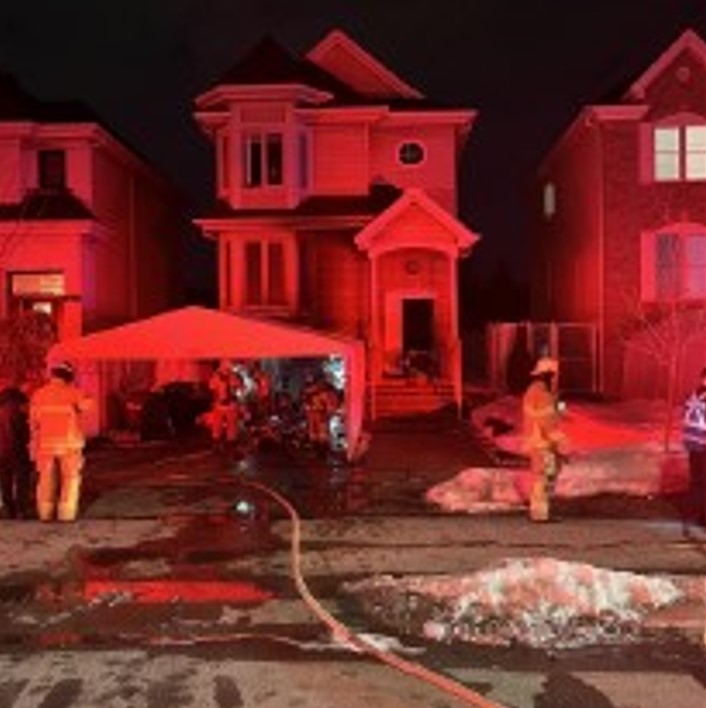 Les pompiers de Laval ont maîtrisé en à peine 20 minutes cet incendie ayant endommagé le cottage d'une famille de l’avenue de la Renaissance, à Sainte-Rose.
