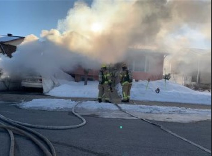 Les pompiers de Laval ont maîtrisé cet incendie de nature accidentelle, survenu dans une enclave résidentielle du nord-est de Laval-des-Rapides, en une quarantaine de minutes à peine.