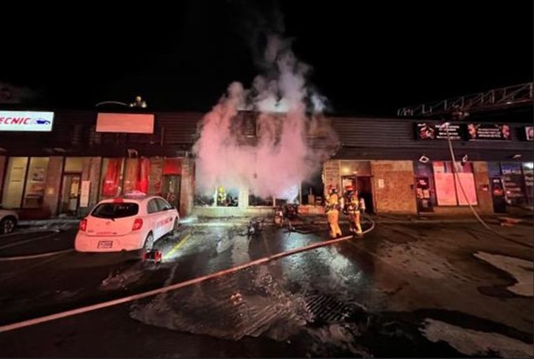 Les pompiers de Laval ont consacré leurs efforts à limiter autant que possible la propagation de cet incendie criminel dans un ensemble commercial abritant notamment la pizzéria Pizzarata, proie principale des flammes.