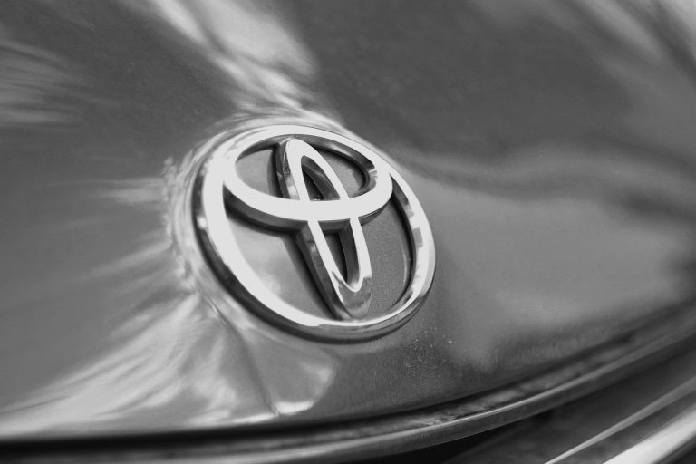 Logo Toyota sur la voiture de l'année, la Toyota Prius