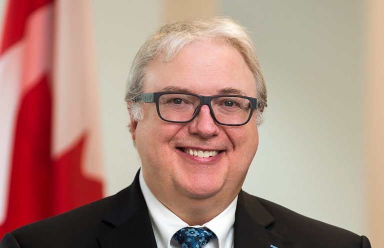 François Boileau, ombudsman des contribuables, a ouvert un examen systémique sur les enjeux qui pourraient empêcher les résidents temporaires de recevoir l'allocation canadienne pour enfants.