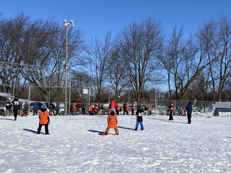 Match du tournoi de baseball hivernal au Centre de la nature.