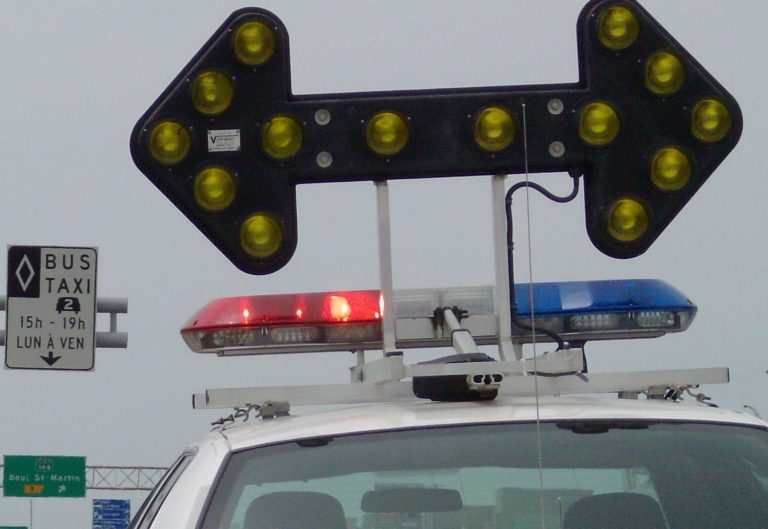 Autopatrouille de la Sûreté du Québec (SQ) lors d'une remise d'un constat d'infraction à un automobiliste.