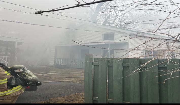 Les pompiers de Laval ont contrôlé ce feu survenu dans une maison de la rue du Mont-Royal, à Sainte-Rose, en moins d'une heure.