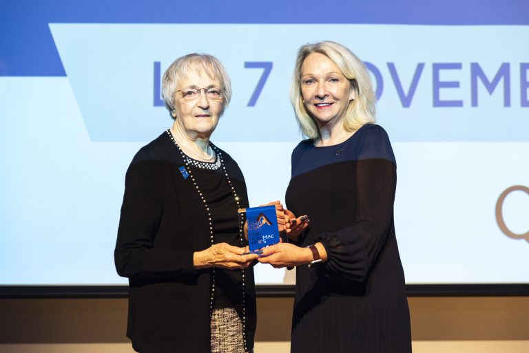 En 2023, le Prix Hommage Aînés pour la région de Laval avait été remis à Mme Monique Julien-Lagacé. Celle qui compte 67 années de bénévolat bien comptées avait reçu son prix des mains de la ministre responsable des Aînés et ministre déléguée à la Santé, Sonia Bélanger.