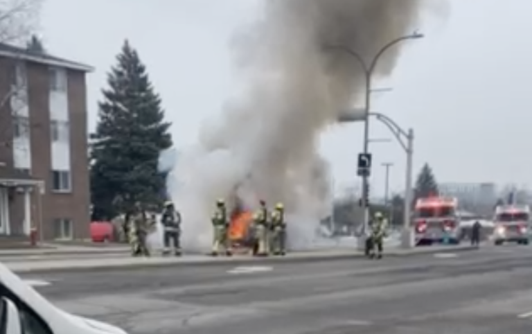 Un spectaculaire incendie de véhicule s’est produit alors qu’un homme roulait à bord de son Chevrolet Express 2019 en direction nord sur le boulevard Laval, près de la Concorde, à Laval-des-Rapides, dans la matinée du lundi 4 mars.