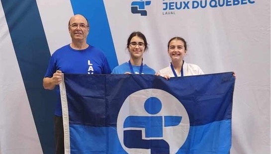Jean-Pierre Gendron en compagnie des athlètes Eva Laurentino et Sofia Kazanas à l’occasion de la 58e Finale des Jeux du Québec – Sherbrooke 2024.