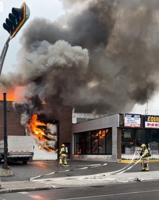 La police de Laval fera enquête sur ce feu ayant entraîné la perte totale d’un commerce du boulevard des Laurentides, à Vimont.